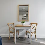 Chic 1-Bed Apartment Steps From Shopping Street
