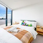 Modern 2B Apt Bayviews*Pool*Gym
