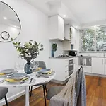 South Yarra Sleek: Urban Pad