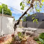 Boutique Stylish 3 Bedroom Family Home In Melbourne With Parking