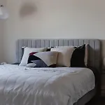 Boutique Stylish 3 Bedroom Family Home In Melbourne With Parking