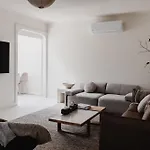 Boutique Stylish 3 Bedroom Family Home In Melbourne With Parking