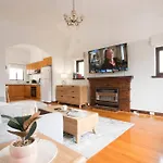 Richmond Delights - 4 Bedrooms And A Big Backyard