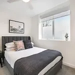 Stylish 2- Bedroom Unit Near Parks, Shopping And Dining