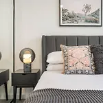 Stylish 2- Bedroom Unit Near Parks, Shopping And Dining