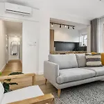 Stylish 2- Bedroom Unit Near Parks, Shopping And Dining
