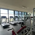 Spacious 3-Bed Unit In Melbourne Cbd W Pool & Gym