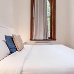Elwood Manor - A Restored Art-Deco Gem