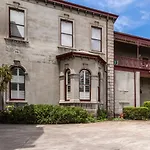 Elwood Manor - A Restored Art-Deco Gem