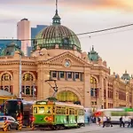 City Escape - 2 Mins From Southern Cross