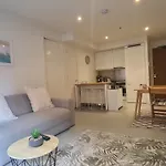 Cosy Beach Apartment With Free Secure Car Park