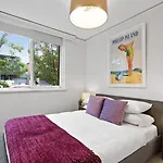 Urban Retro - Experience Vibrant Courtyard Charm