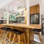 \'Cedar Loft\' Contemporary Comfort In Leafy St Kilda
