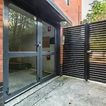 \'Cedar Loft\' Contemporary Comfort In Leafy St Kilda