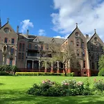 A Spacious 2Br Apt With A Courtyard & Free Parking
