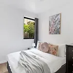 A Spacious 2Br Apt With A Courtyard & Free Parking