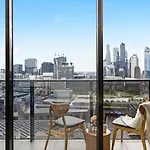 An Amazing 2Br Apt With City Views In Southbank