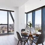 A 2Br Apt With Stunning City Views Free Parking