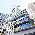 A Chic 2Br Apt City Views Near Southern Cross