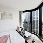 A Chic 2Br Apt Near Melbourne Cbd W Free Parking