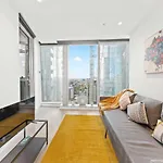A Lux & Cozy Apt Next To Southern Cross Station