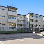 Delightful 1-Bed Apartment Steps From Royal Park