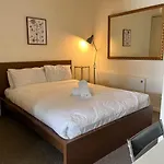 Explore Melbourne From This Chic 1Br In Windsor