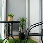 A River-Side 2Bdm Footscray Oasis + Parking