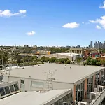 A River-Side 2Bdm Footscray Oasis + Parking