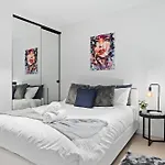 A Stylish 2Br Apt With Free Parking