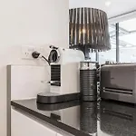 Bay Street Terrace - Spacious Indoor-Outdoor Design