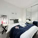Melbourne Luxury Apartment Steps Away From Crown