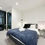 Melbourne Luxury Apartment Steps Away From Crown
