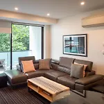 Modern Quiet 1 & 2 Bed Apt Opposite Albert Park
