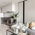 A Chic & Comfy 2Br Apt On Collins With City Views
