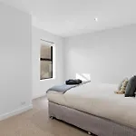 Richmond On The River, Sleeps 6