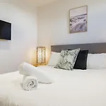 \'Bon Beachfront Haven\' Cosy Coastal Calm