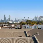 Modern 1-Bed City Skyline Views & Close To Shops