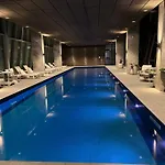 Wsp 2Br +Balcony/Free Parking /Heated Pool/Sauna/Gym