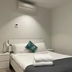 Eq Tower Modern Apartments Melbourne Central Cbd