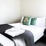 Clarendon St Chic Modern 2-Bedroom Apartment Escape