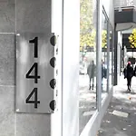 Clarendon St Chic Modern 2-Bedroom Apartment Escape