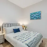 Executive Unit With Pool And Gym Near Riverfront