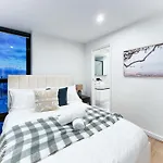 Elegant 2Br Skyline Apt Free Parking