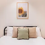 Latrobe St Gem 2-Bedroom Apartment With Huge Deck & Car Park