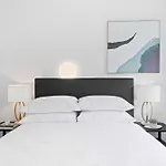 Pristine 1-Bed Unit Moments From Royal Park