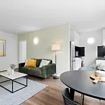 Pristine 1-Bed Unit Moments From Royal Park