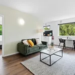 Pristine 1-Bed Unit Moments From Royal Park