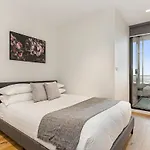Sunshine Cbd Apt With Stunning Views Plus Pool