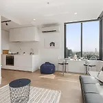 Sunshine Cbd Apt With Stunning Views Plus Pool